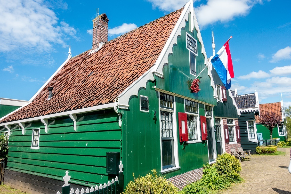 Seeing the traditional green Zaans houses is one of the fun things to do on a Zaanse Schans day trip